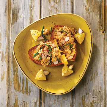 Mustard Seed Triangle Plate 28.5cm